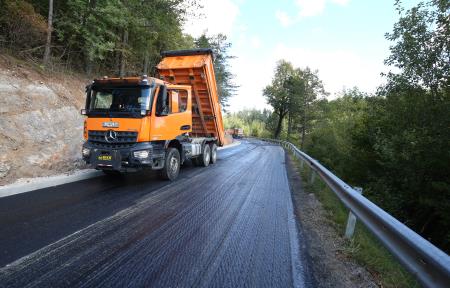 ASFALTIRANJE CESTE CERKNICA BEGUNJE 02 FOTO LJUBO VUKELIČ